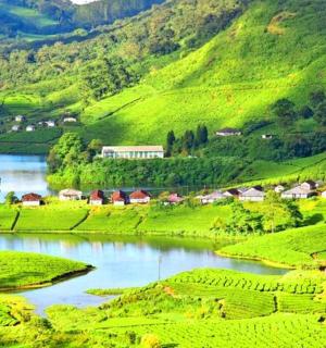 山谷中一条河边的小村庄