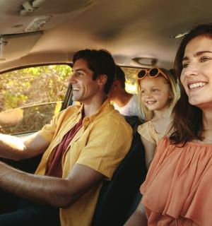 一群人坐在车里