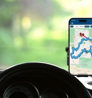 mobilní telefon ležící na volantu