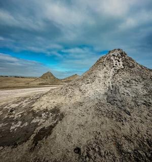 沙漠中央的一堆泥土