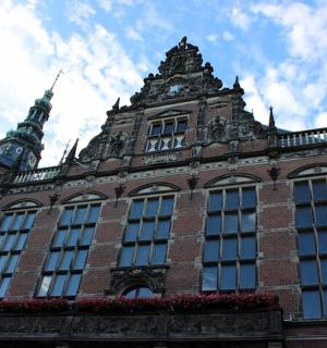 一座顶部有钟楼的建筑