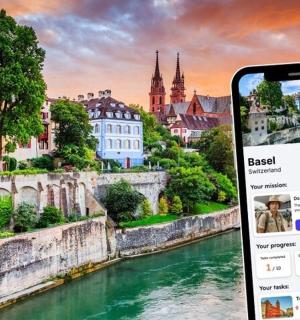 一部手机,上面有河流和建筑物的照片