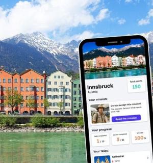 一部手机停在一座城市前