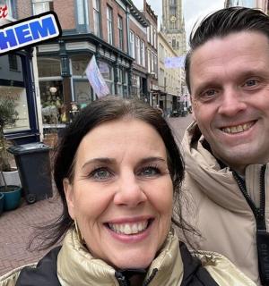 一名男子和一名女子在街上摆姿势拍照