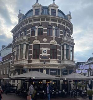 一座大楼，前面有人走动