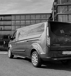 černá dodávka zaparkovaná před budovou