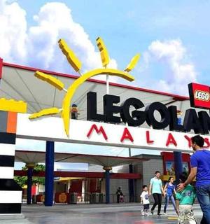 一群人在乐高乐园购物中心前行走