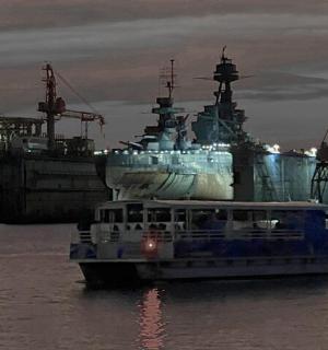 一艘船前面水中的船