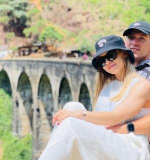 一男一女坐在桥前