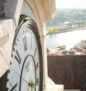 建筑物侧面的大钟