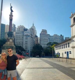 一男一女站在一座城市前