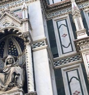 侧面有雕像的建筑