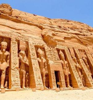 悬崖边上有雕像的建筑