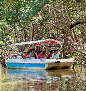 一群人乘船在河上