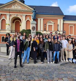 一群人站在一栋建筑物前