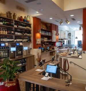 有柜台和摆满酒瓶的架子的葡萄酒商店