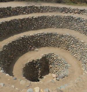 沙滩上的一圈岩石