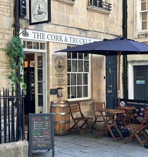 有桌椅和遮阳伞的咖啡馆