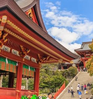 有人在建筑物前行走