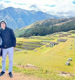 muž a žena stojící na vrcholu hory