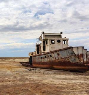 停在田野中央的一艘旧船