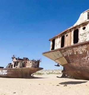 两艘旧船停在沙滩上