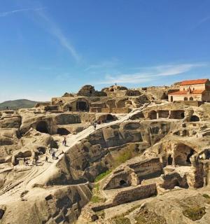 岩石山景，山上有住宅