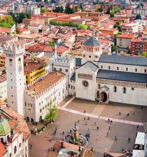 一座有大型建筑的城市的鸟瞰图