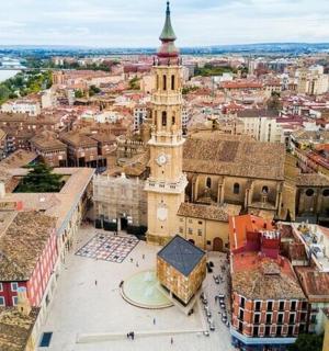 一座有钟楼的城市的鸟瞰图