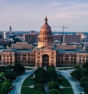 pohled na budovu Kapitolu ve městě