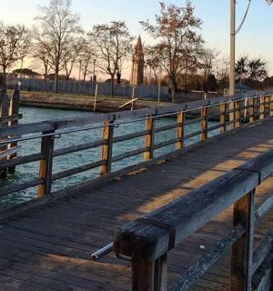 dřevěný most přes vodní plochu