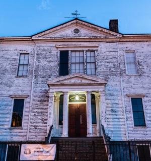 一座古老的砖砌建筑，顶部有十字架