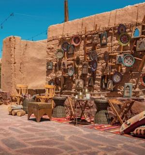 一位女士站在墙前,手里拿着盘子