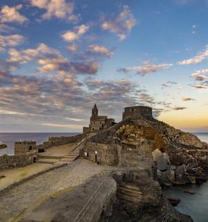 eine alte Burg auf einer felsigen Insel im Wasser