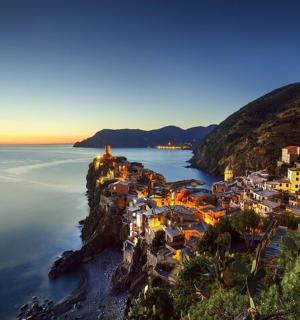 eine Luftaufnahme einer Stadt auf einer Klippe