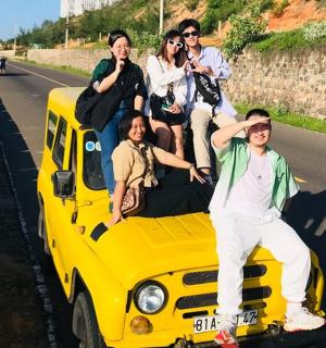 一群人坐在一辆黄色巴士的后座上