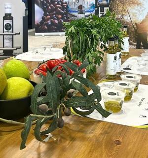 摆满水果、蔬菜和葡萄酒的桌子