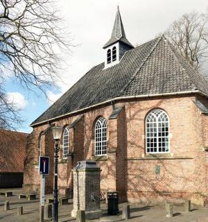 街道上一座有尖顶的古老砖砌教堂