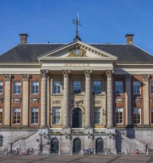 一座顶部有钟的大楼