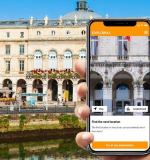 一个人在建筑物前举着手机