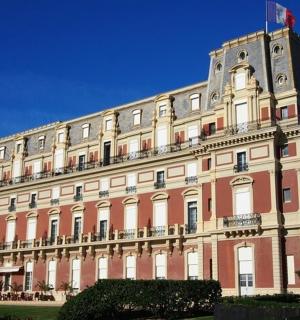 ein großes Gebäude mit einem Uhrenturm darauf