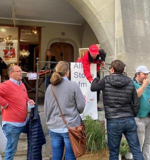 一群人站在商店外面