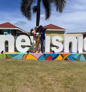 一名男子在标志牌上踩着滑板