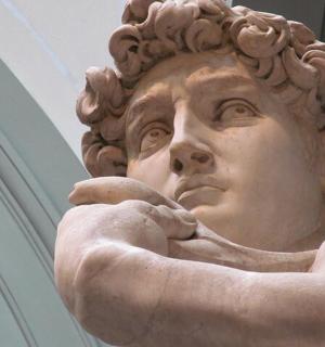 一尊双手抱头的女人雕像