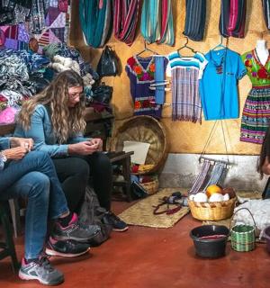 三个女人坐在商店里