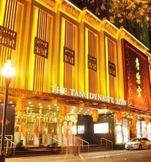 一座黄色的大楼，上面有标志