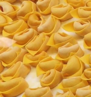 detail těstovin na dortu