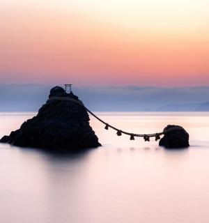 水中一块岩石，顶部有一个十字架