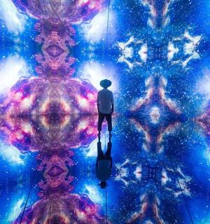 un grup de persones dempeus davant d'un univers