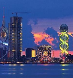 夜晚的城市天际线，有摩天轮和建筑物